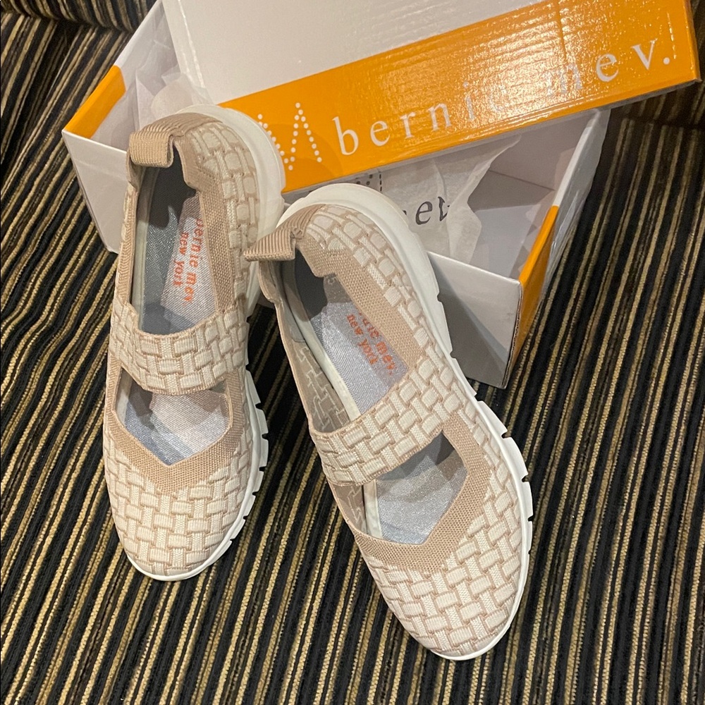 ✨ Bernie MEV. 👟 Beige woven slip on’s. ✨